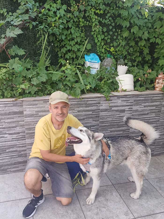 Alejandro Álvarez Adiestrador Canino persona con lobo siberiano