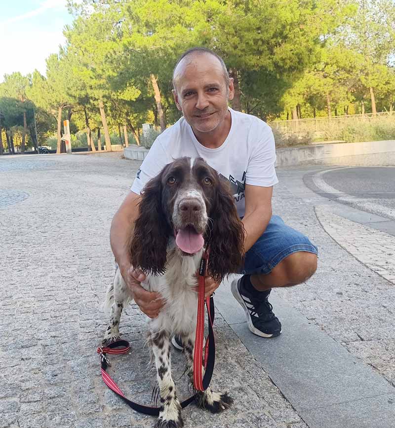 Alejandro Álvarez Adiestrador Canino hombre con perros